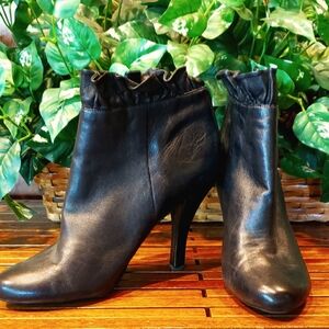 Sumptuous ME TOO JuJu - Leather Heeled Bootie w/Ruffle Trim - Black - 10M - EUC